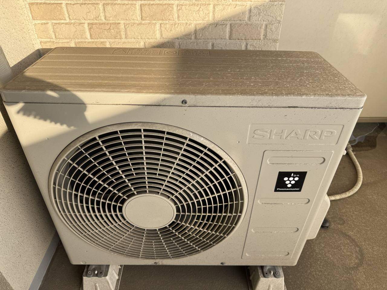 洗浄前の室外機。表面に汚れが付着している